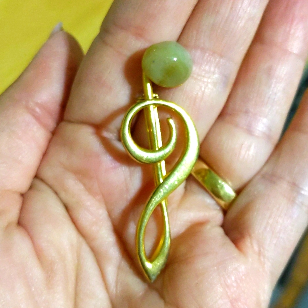 Vintage Women's broche/ pin